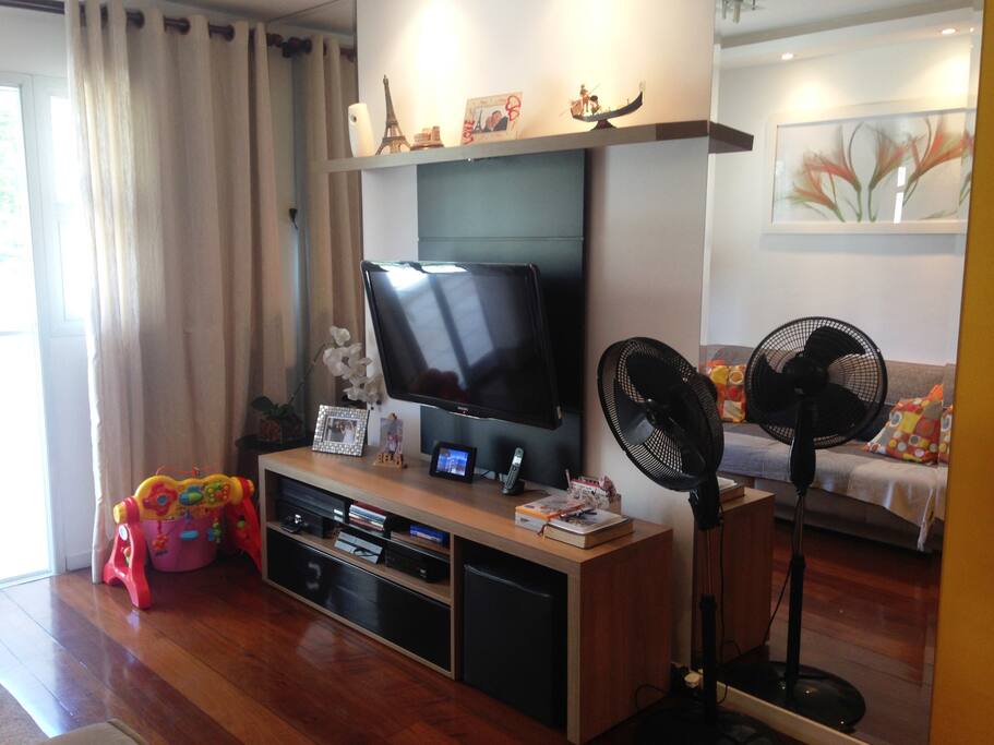 Sala com sofá para quatro pessoas, retrátil.