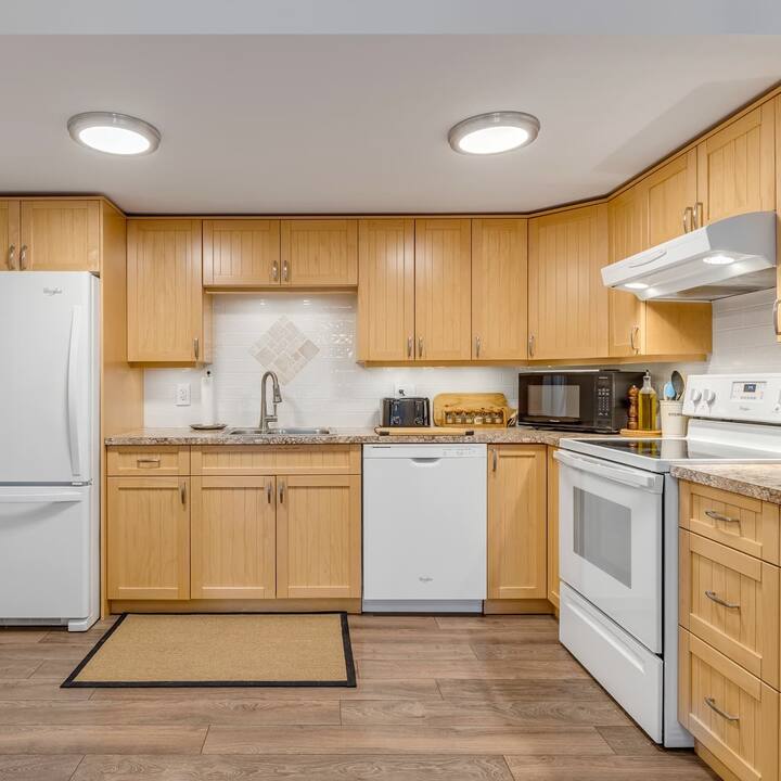 Vintage View, a 1 bed suite with lake views/hottub