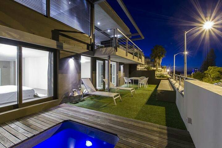 ♥ Skyroof apartment Ocean Views LOADSHED PROOF♥ gallery image 5