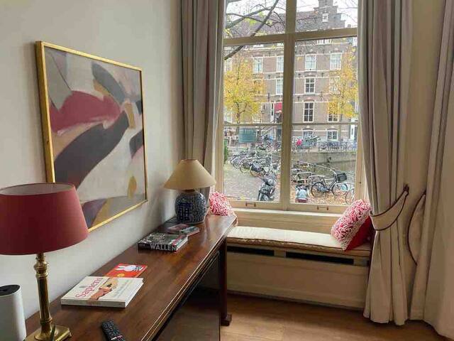 Canal view Keizersgracht – 17th century town house gallery image 4