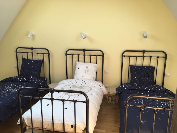 מעונות עם 3 מיטות יחיד למעלה 