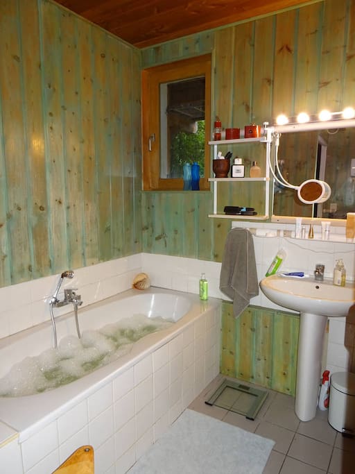 Salle de bains avec baignoire jacuzzi