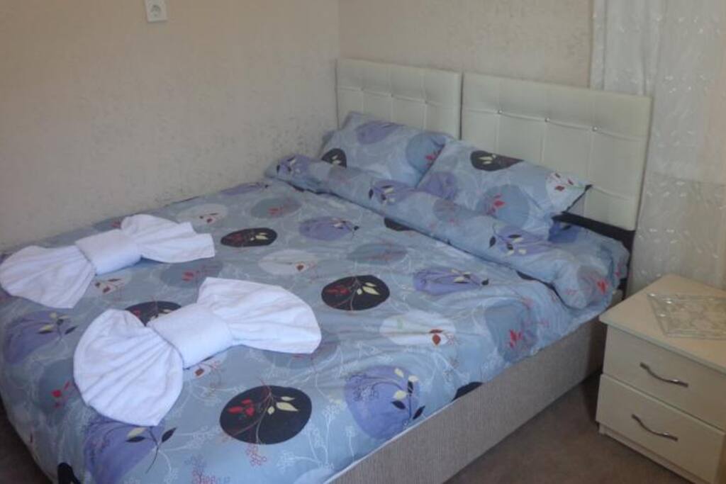 Standart Çift Kişilik veya İki Yataklı Oda
5 Odadan Oluşmaktadır yerimiz.. Her oda kendine has banyosu duşakabini odanın içindedir... Günlük bir odanın Fiyatı 70 TL dir. Eyer kahvaltı isterseniz kahvaltı fiyatı kişi başı 20 TlL dir..