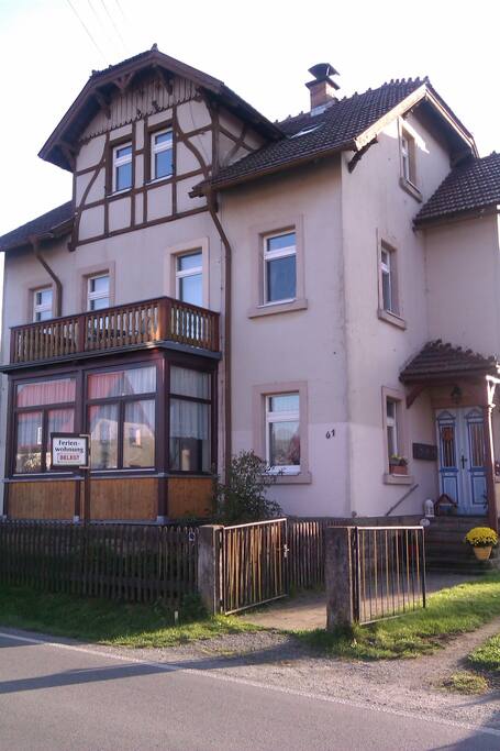 unser 3-Familienhaus mit der Ferienwohnung im 2. Stockwerk
