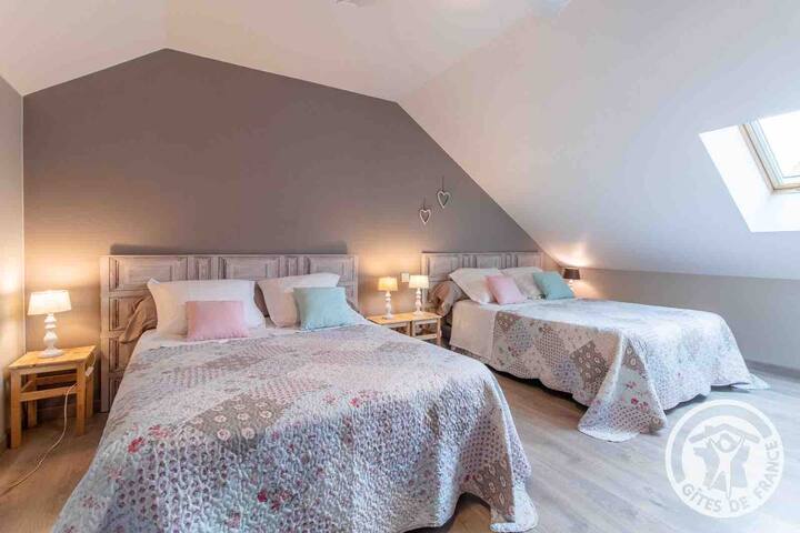 Ორადგილიანი საძინებელი 2 საწოლით 140 სმ 
en-suite სააბაზანოთი 