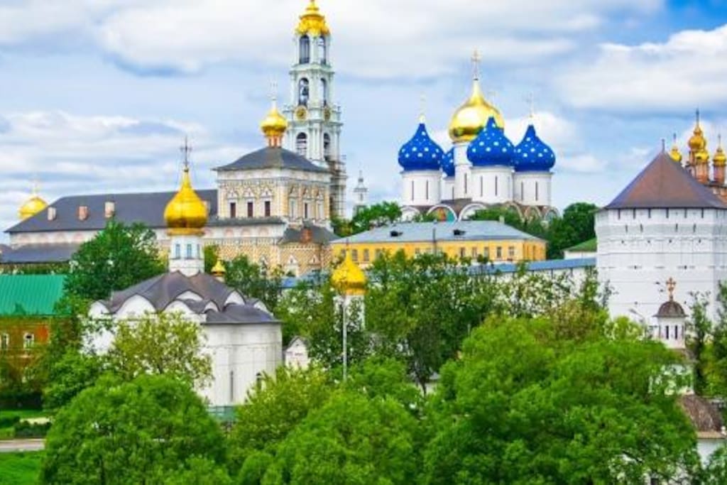 Свято-Троицкая Сергиева Лавра в пешей доступности