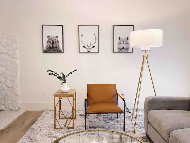 Deer Springs Retreat: Modern 3 Bdrm Unit With Yard - Little Salt Lake, UT