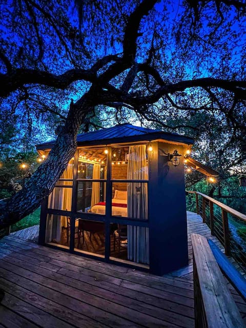 TreeHouse in the Cloud, (Close  toTheme Parks