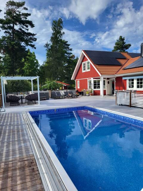 Villa with swimming pool and hot tub  100m to the sea