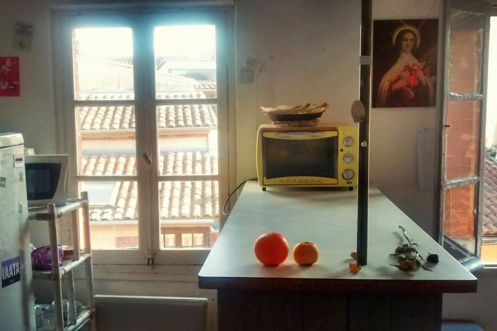 Le coin bar, avec four, frigo et micro-onde.