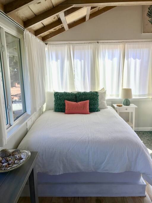 Queen size bed.