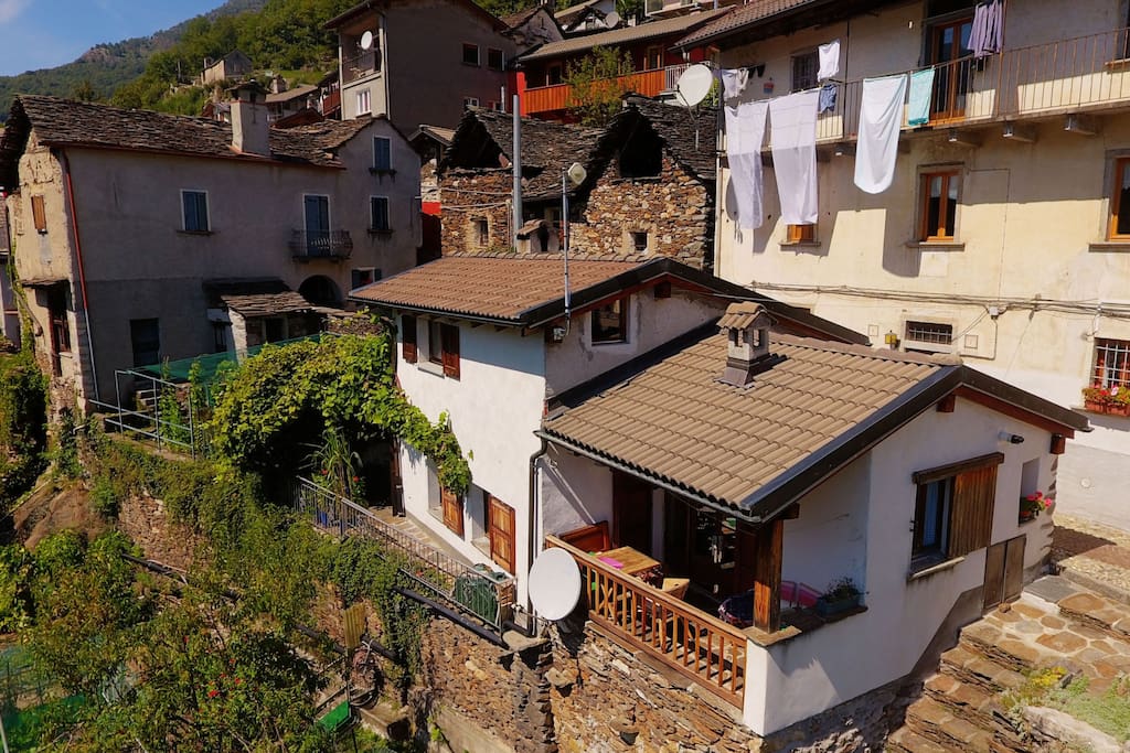 Ferienhaus (Drohnenfoto, Terrasse links vom Haus, überdachter Balkon rechts)