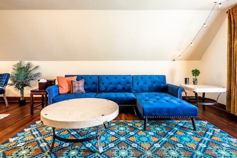 Popular Airbnb listing: ✶The Downtown Loft✶ Historic┃Firepit┃Grill┃Hot tub in Colorado Springs