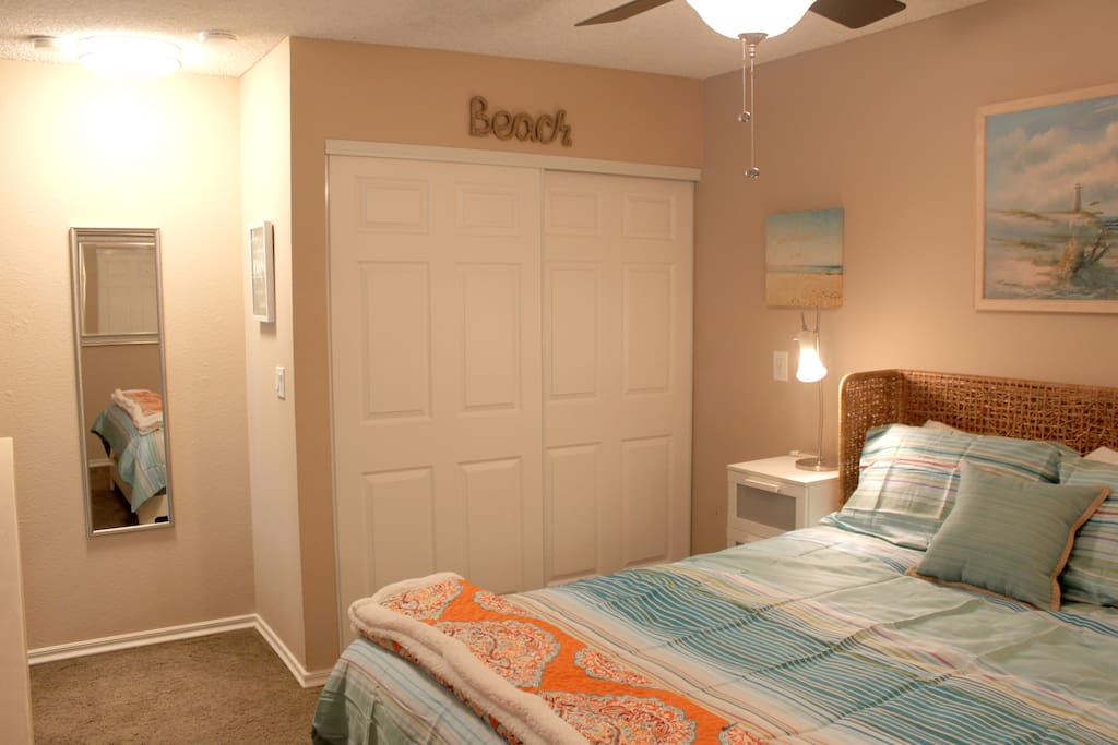 Closet & ceiling fan with dimmable light upstairs