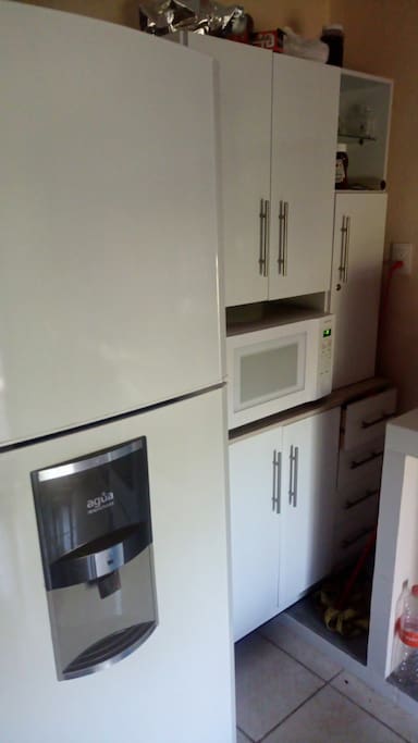 Refrigerador, microondas y agua para consumo