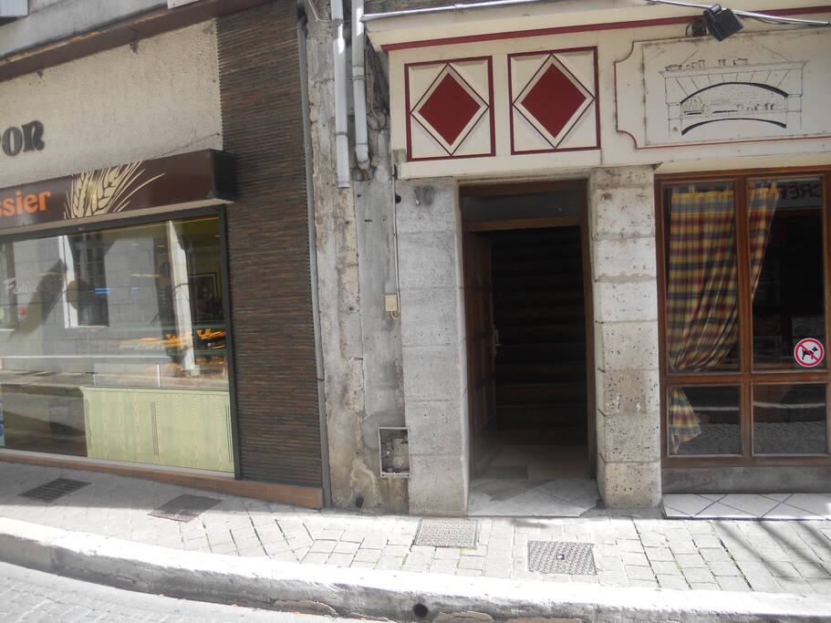 Entrée principale, entre la boulangerie et le restaurant le brûlot