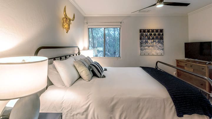 Сина и златна спална соба со брачен кревет (широк 150-179 см) и паметен телевизор Roku (обезбедена е најава на Netflix).