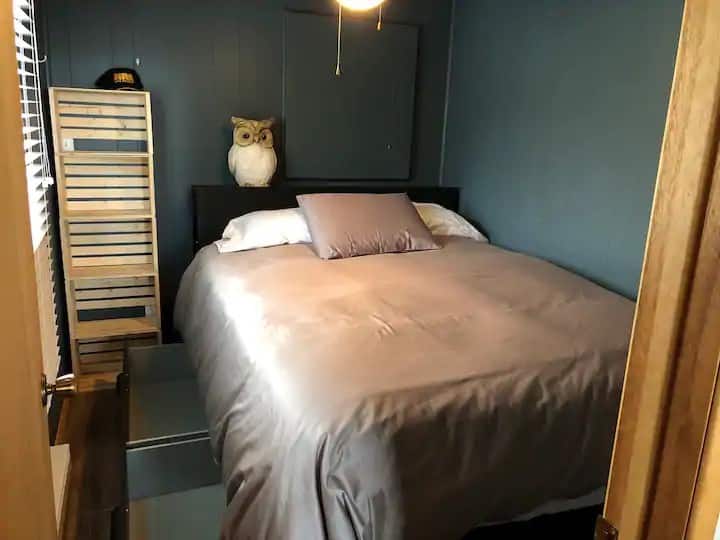 Dormitorio principal  con cama tamaño queen. 
Nota: el dormitorio es pequeño y la cama está contra la pared. No hay mucho espacio en el piso. 