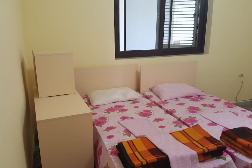 Camera da letto composta da due letti, bagno privato.