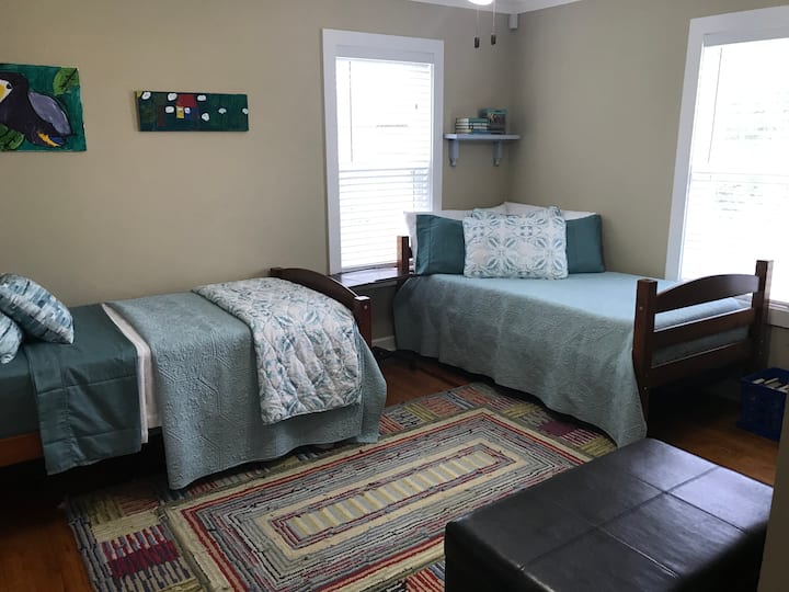 تم تصميم الغرفة رقم3 في الأصل كمكتب ، مفروشة بسريرين توأمين.  هذه الغرفة بجوار غرفة المعيشة ومفتوحة لها ، مقسومة جزئيًا على جدار مصراع