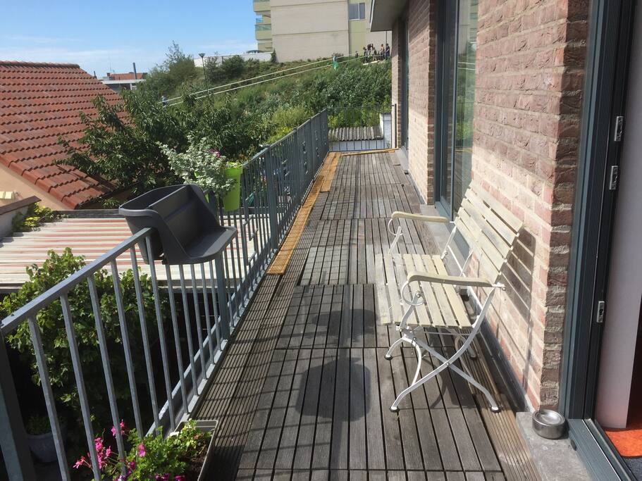 Voor het appartementsgebouw ziet u de trap naar het strand