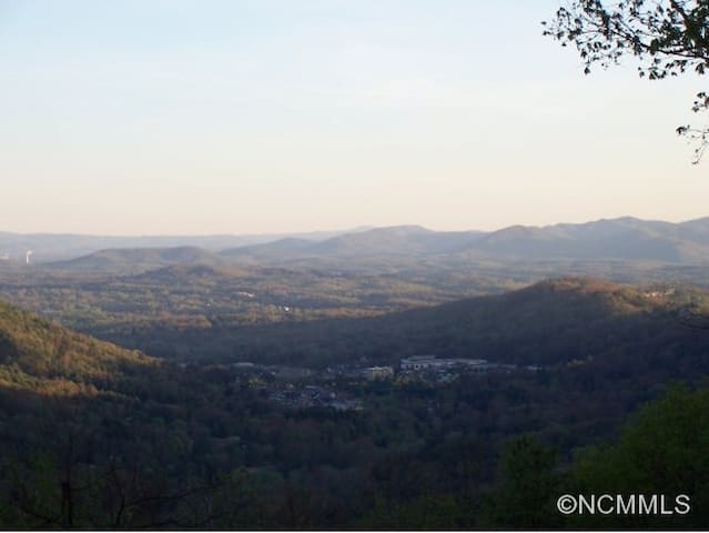 Amazing Asheville Location VIEWS!