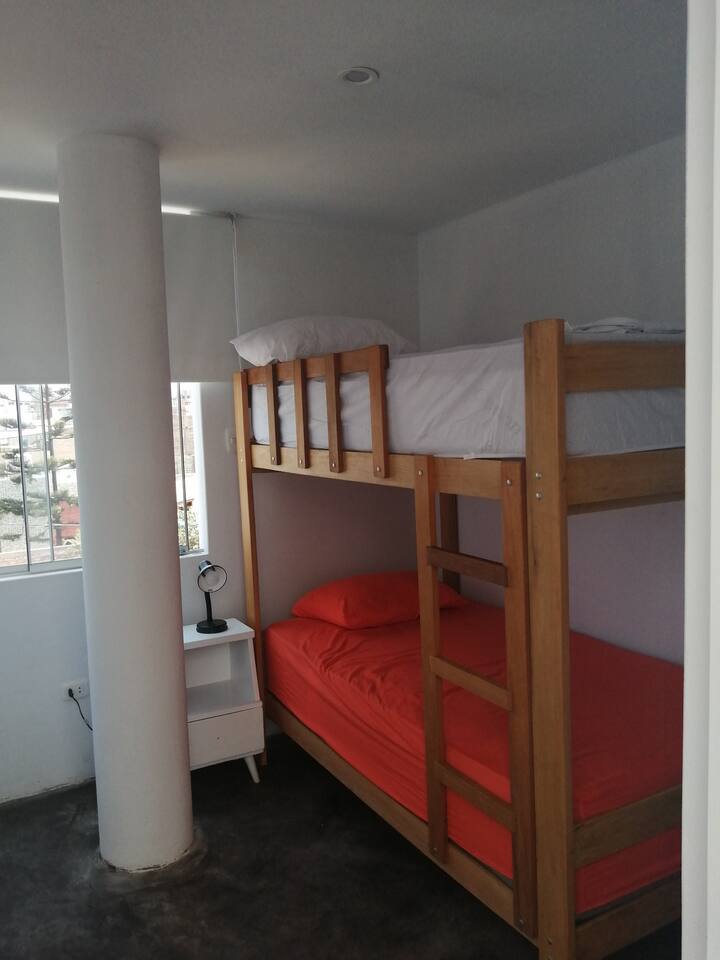 Quarto # 2, equipado com beliche quadrado e meio. Conforto garantido.