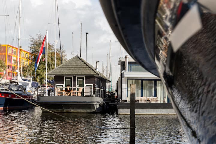BOOTHUISJE IN THE MIDDLE OF THE CITY