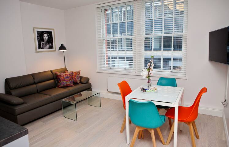 Soho Chambers Apt A, 1st Floor by Indigo Flats gallery image 4