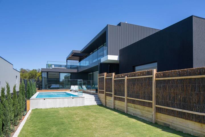 Location! Location! BLAIRGOWRIE LUXURY BEACH HOUSE gallery image 2