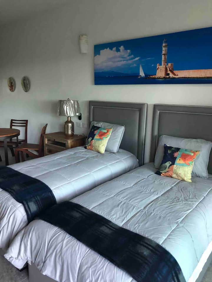 Camas individuales en el primer piso.  Este dormitorio tiene vistas al mar