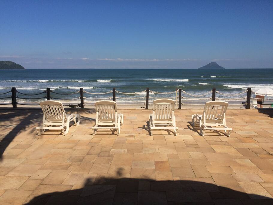 Deck da Praia de frente para o mar, pé na areia, do Condomínio Armação de Juquehy, com vista para "as ilhas", Alcatrazes e Montão de Trigo