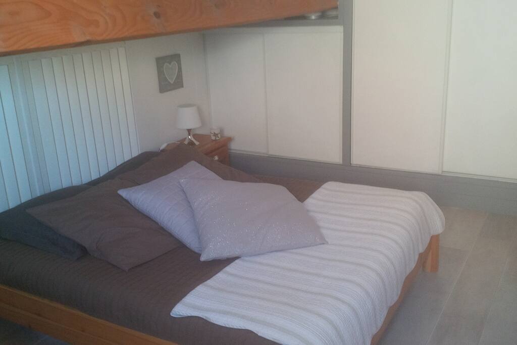 Une vaste chambre mansardée en mezzanine