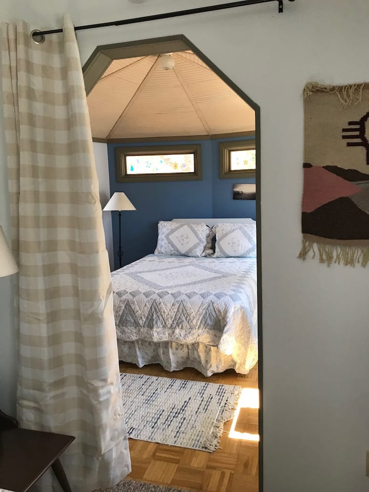  El dormitorio queen está unido a una "habitación extra" más pequeña que tiene una cama doble. Existe una cortina que separa las dos habitaciones. Tienes que caminar por la habitación más pequeña para llegar al dormitorio queen. 