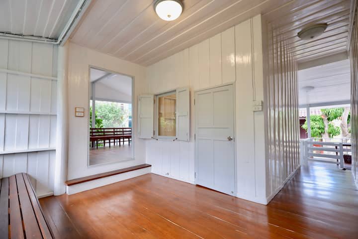 The Classical Huahin Beach House 30sec. To Beach - Hua Hin