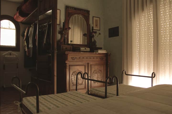 חדר שינה ראשי וחדר הלבשה