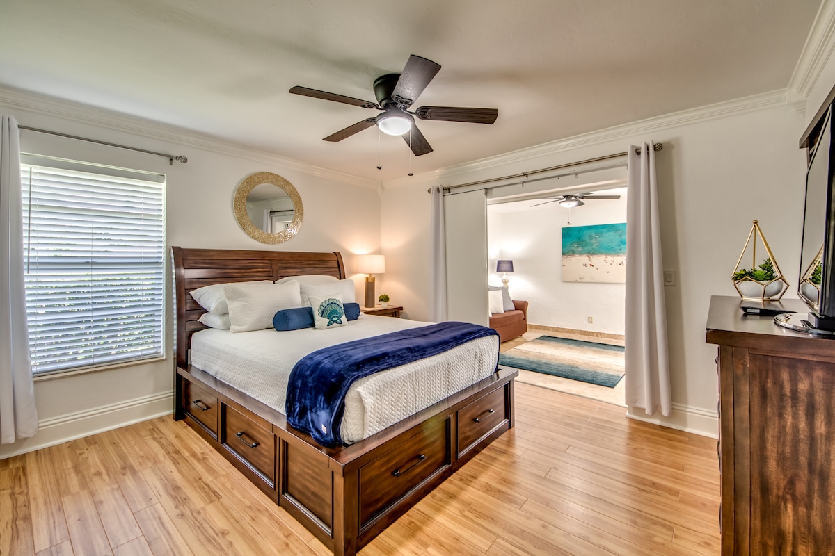 سرير بحجم كوين مع إمكانية الوصول إلى غرفة الألعاب