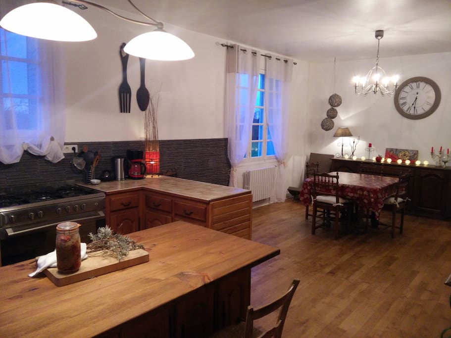 Une pièce à vivre avec une cuisine entièrement équipée avec four piano, four micro-ondes, lave-vaisselle, îlot central, (nombreux appareils électro-ménagers), table à manger 6 à 12 personnes