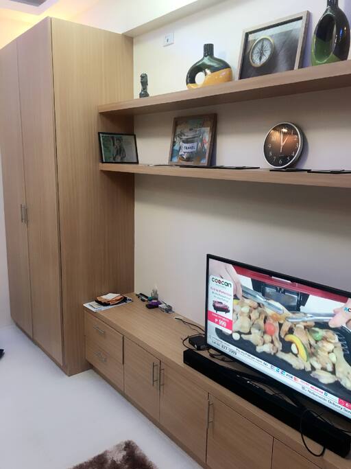 Brand new unit with huge cabinets