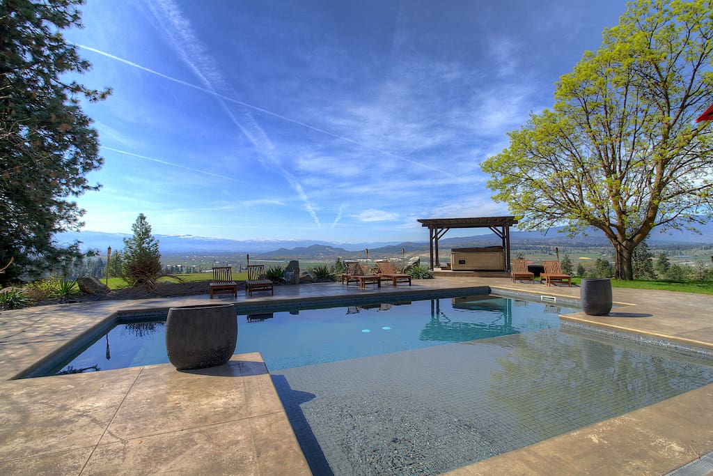Pool, Hot tub & fabulous views even in spring!
