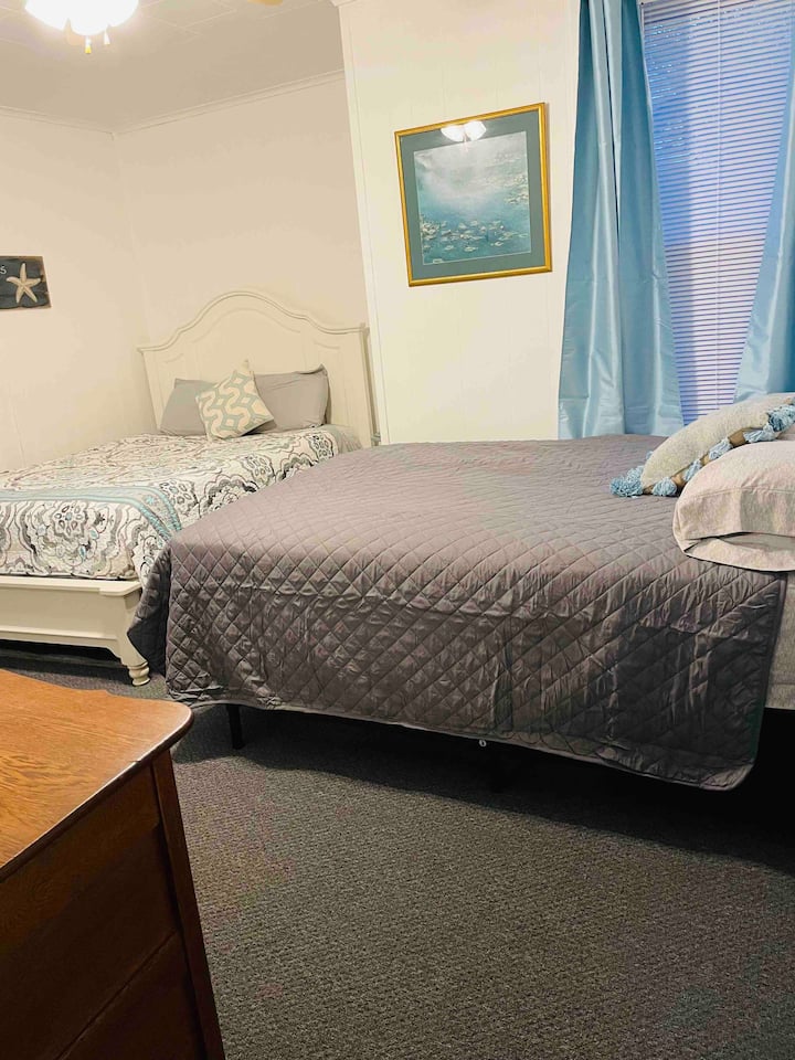 Chambre avec 2 lits Queen. Nouveaux matelas à partir de mars 2023. La chambre peut accueillir 4 personnes.