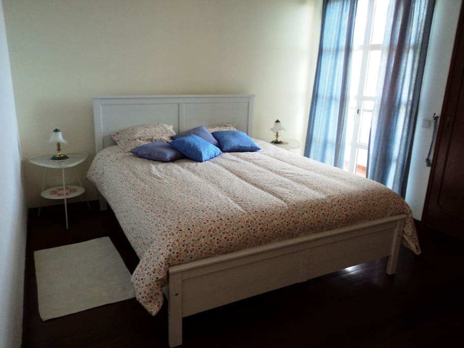Quarto de casal, casa de banho, varanda vista nascente, jardim botânico, teleférico, vista mar e montanha - 2.º piso