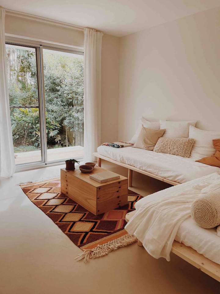 La troisième chambre peut être configurée en 2 lits simples ou assemblée en lit double. Aussi une grande salle lumineuse pour se détendre ou lire avec une vue imprenable sur la végétation luxuriante.