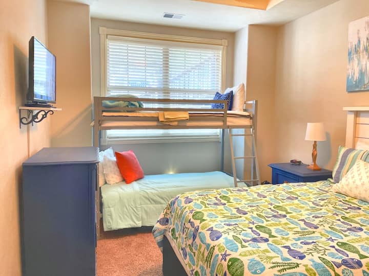 Chumba cha kulala cha kwanza pia kina vitanda vya ghorofa. Vyumba vyote viwili vya kulala ni vyumba vya kulala na vina ufikiaji wa moja kwa moja kwenye bafu.