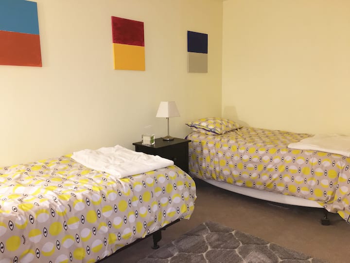 El segundo dormitorio cuenta con camas individuales y un armario grande. 