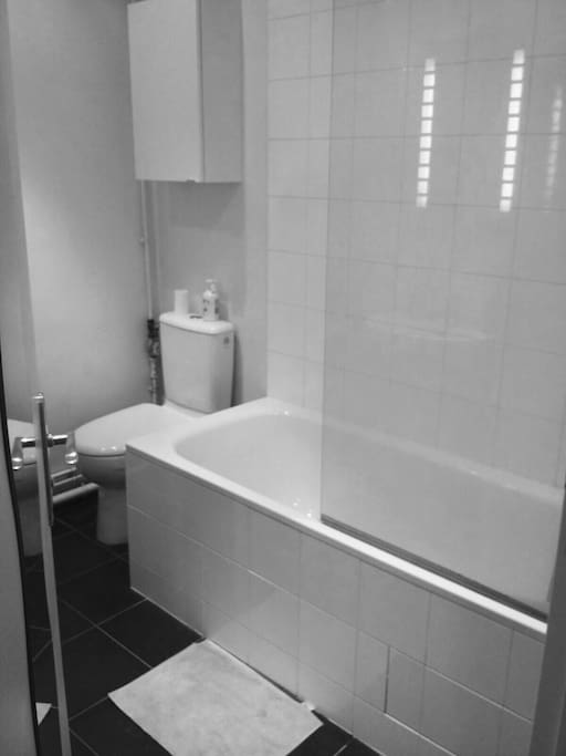 Salle de bain avec baignoire