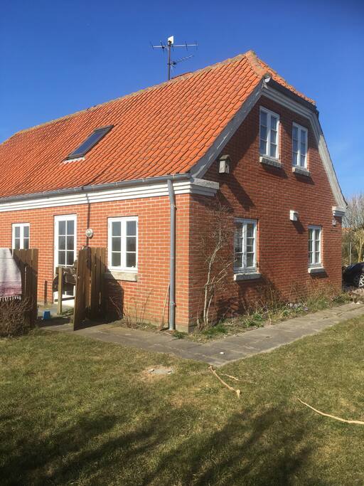 Huset set fra vejen