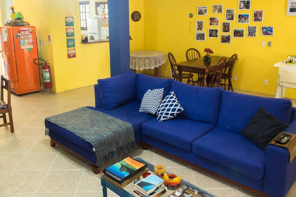 Sala com TV e computador e bar