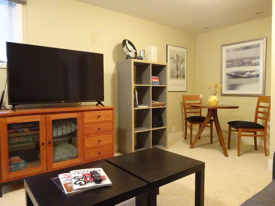 Bistro Dining & 50" 4K TV