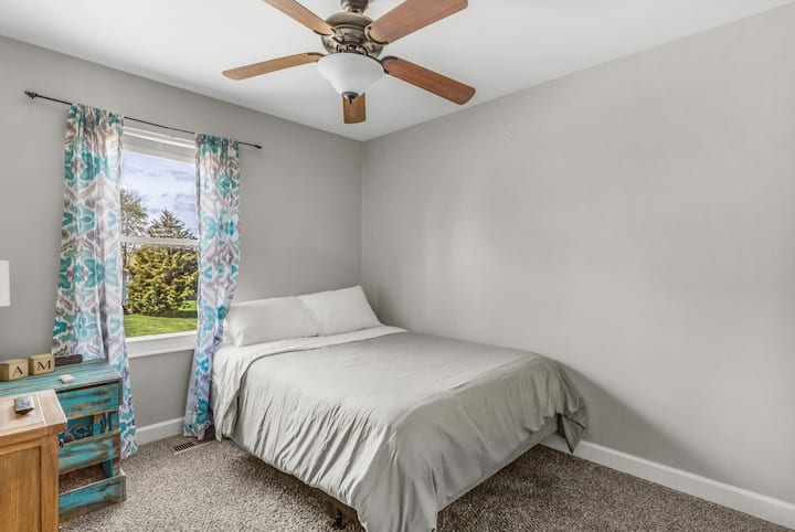 Bedroom #2 on main level with extremely comfortable queen bed set, smart TV, spacious closet, ceiling fan. 